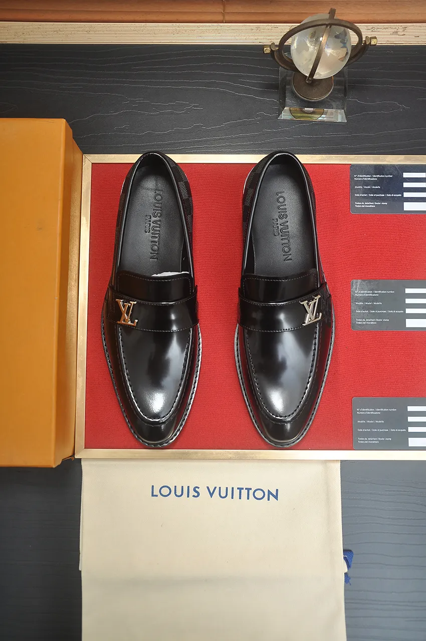 Men's men's shoes 💰460💶 [LV] (original single cowhide lining) 🍀LV's latest genuine leather business suit shoes are launched simultaneously on the official website. The first-layer cowhide imported from Italy is made of heavy gold, 💥1:1 rubber outsole from the official website. Versatile to wear, high-end without losing class, and the color combination is extraordinary. This four-season style is alluring when worn on your feet, showing off your big-name flair. Standard code 38-45 (45 customized)